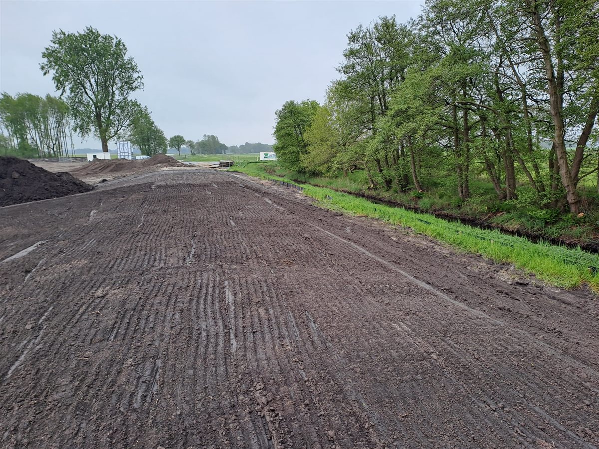 De afgewerkte kade met een eerste laag teelaarde