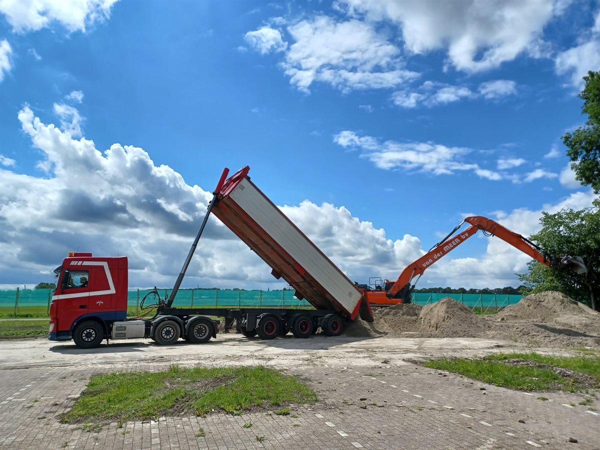 We maken circulair gebruik van zand dat na inklinking van de kades over was uit een ander werk in de buurt. In Boonspolder en Spijkerboor worden nieuwe kades gebouwd. Na de inklinking van deze kades was er zand over. Het overgebleven zand wordt gebruikt v