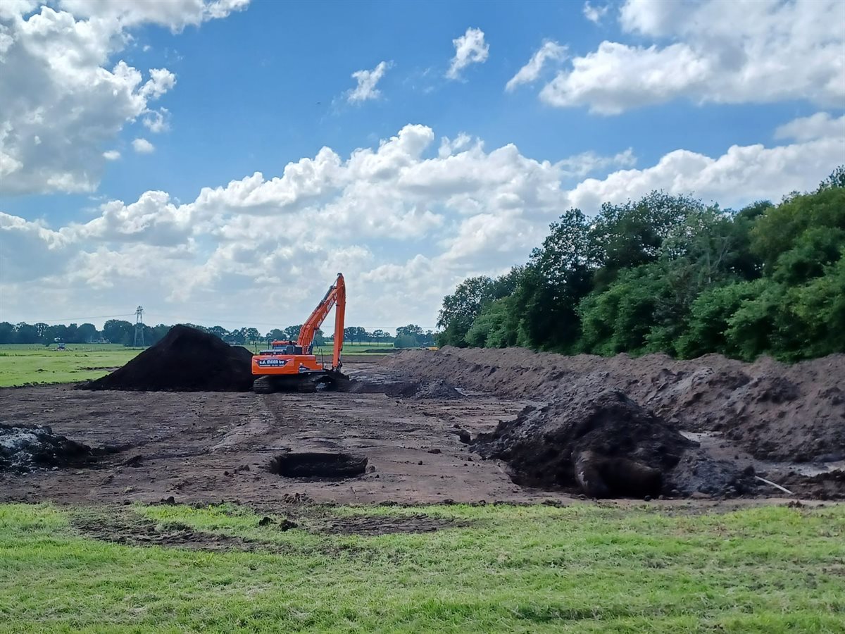 De eerste graafmachines zijn begin juni het land opgegaan. Op deze foto is de graafmachine de bovengrond aan het verwijderen om een nieuwe kade te plaatsen