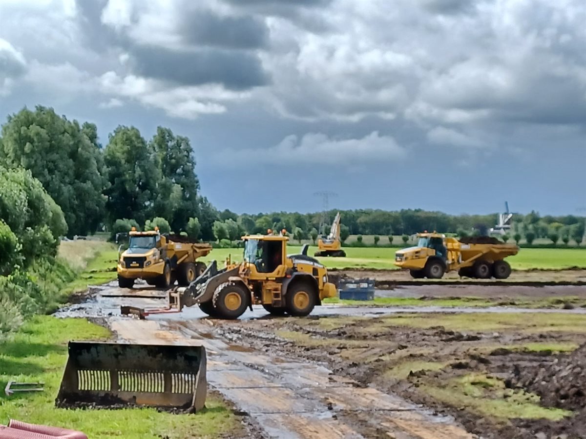 Op de plek waar de kade moet komen, wordt de bovengrond verwijderd