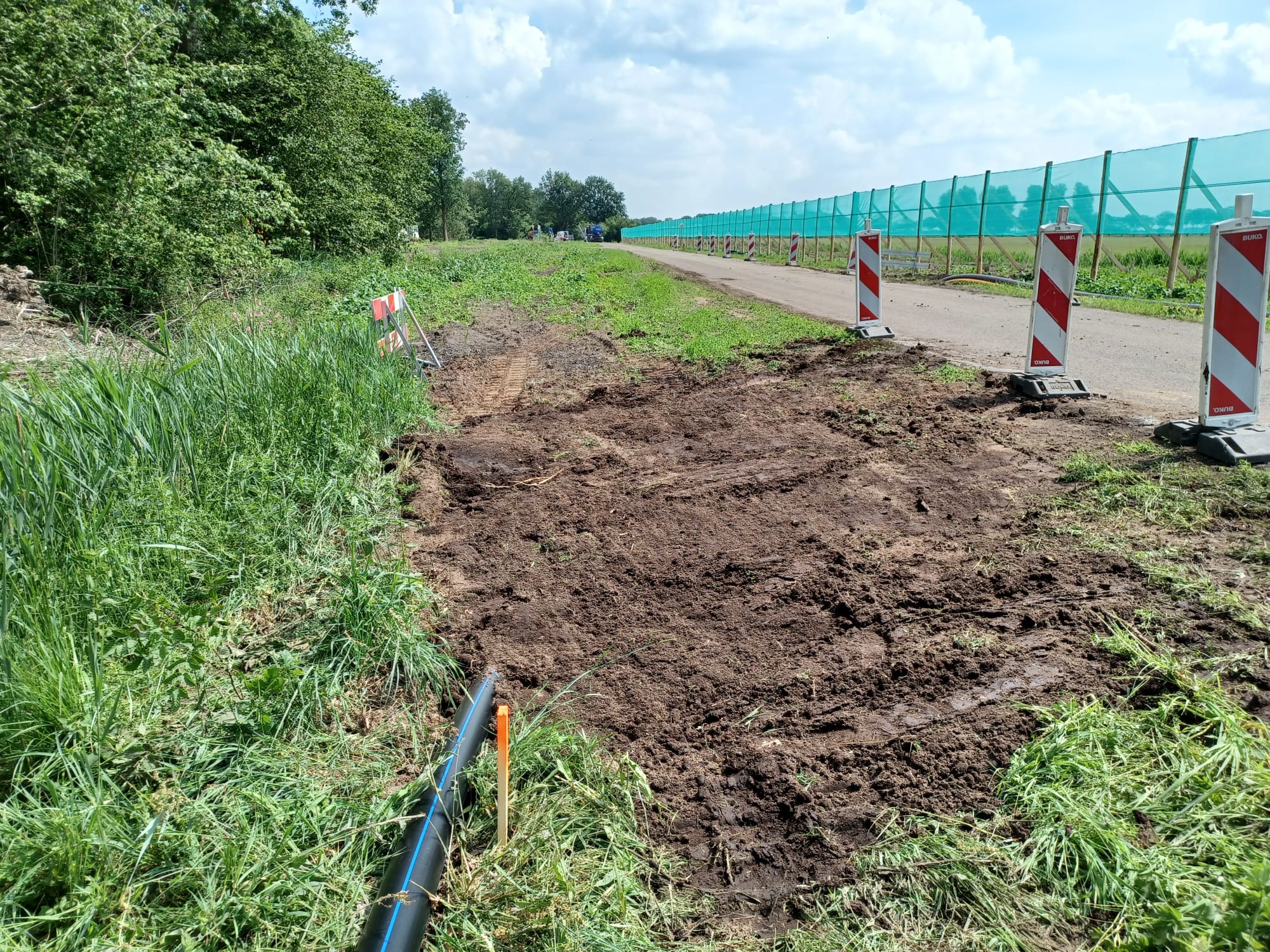 Langs de Meerweg worden de kabels en leidingen omgelegd door zogeheten 'gestuurde boringen'