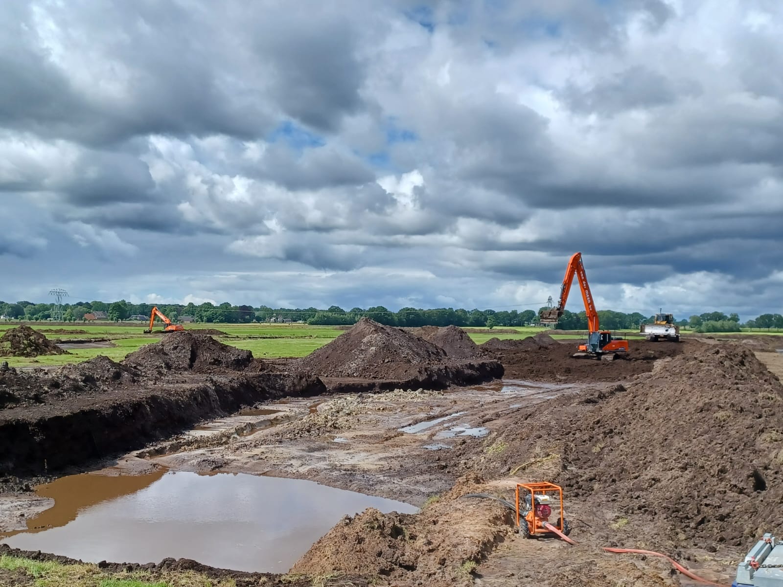 Grondwerk waar de kade moet komen. Waar de grond wat geler lijkt, ligt het zandpakket wat hoger