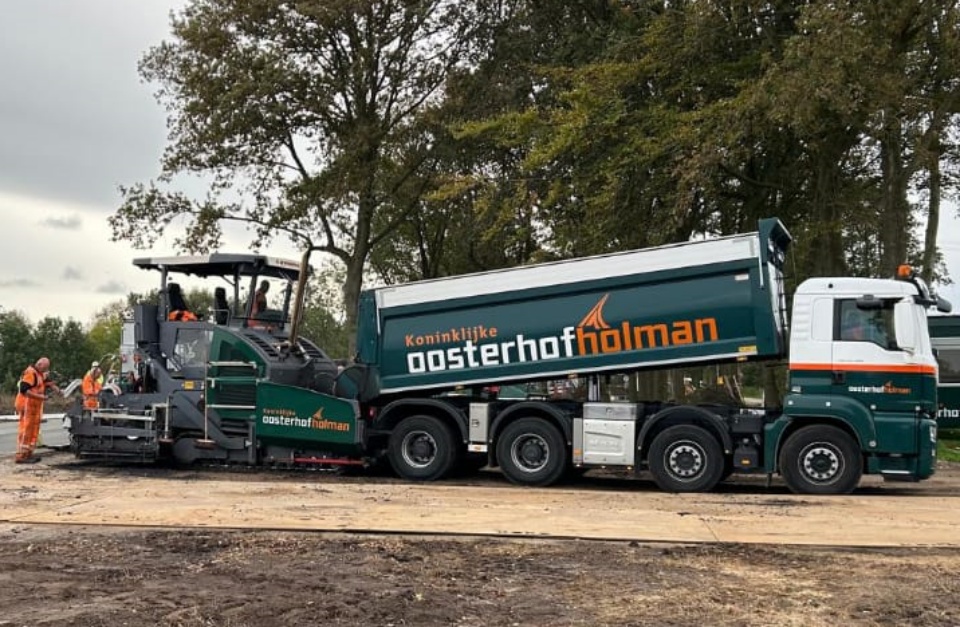 Bewerkt Asfalt op het werkterrein en fietspad tijdens de bouw van de brug