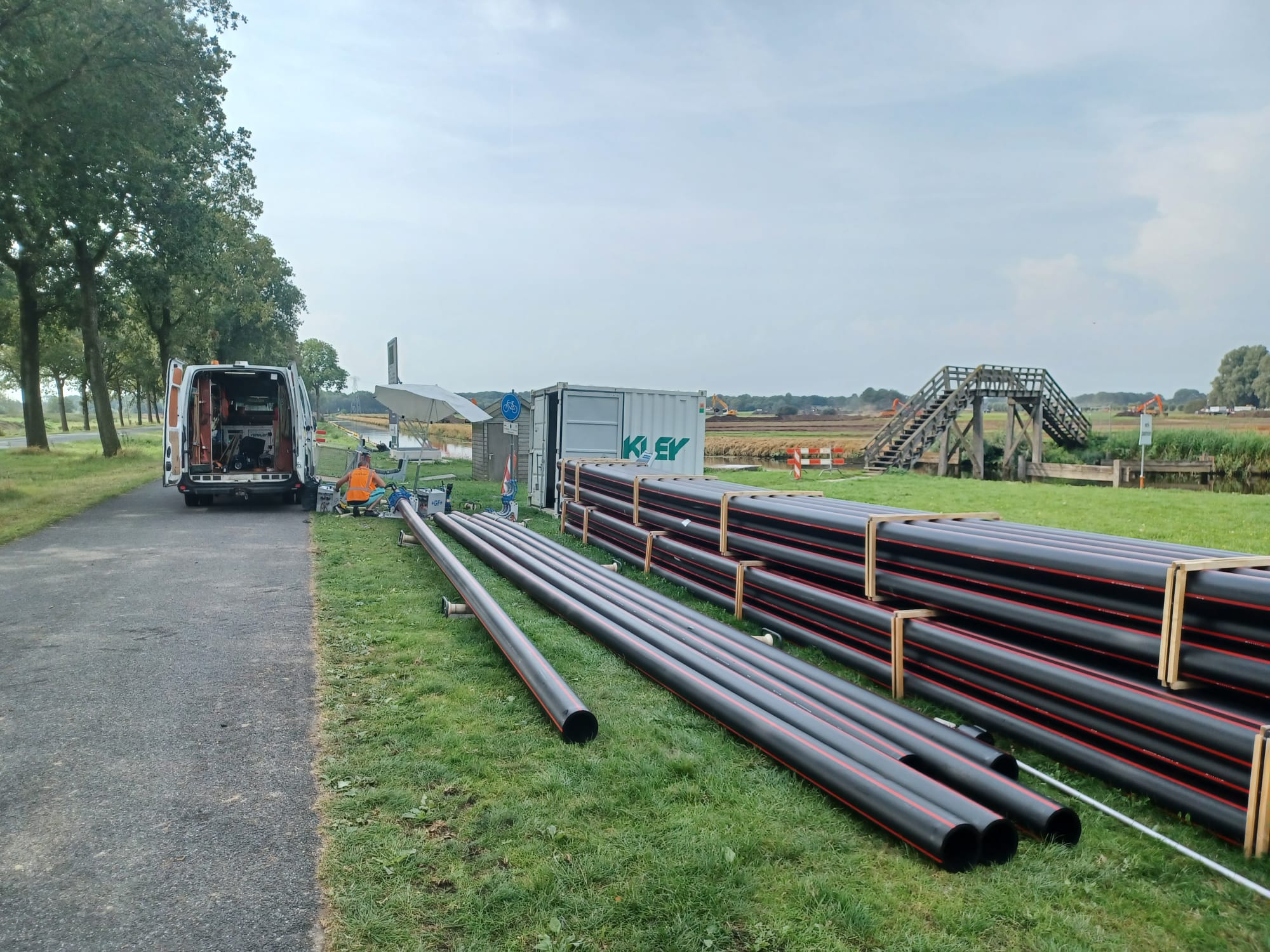 De mantelbuizen worden aan elkaar gelast tot een lange buis van 300 meter
