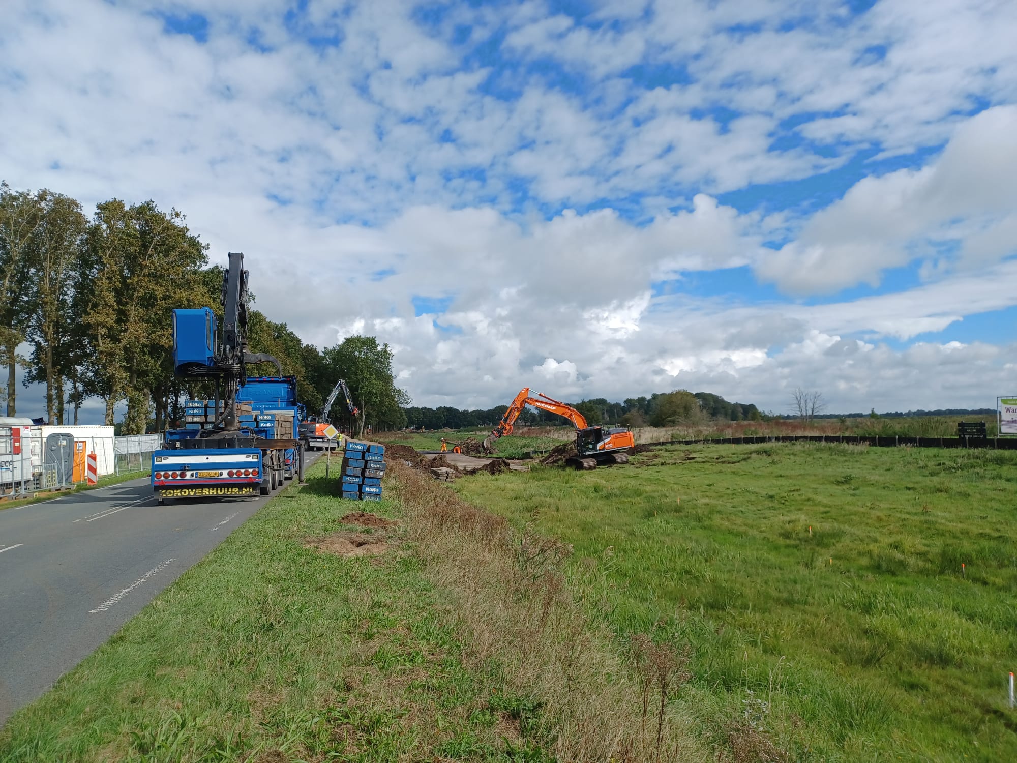 De tijdelijk bypass voor het verkeer wordt aangelegd