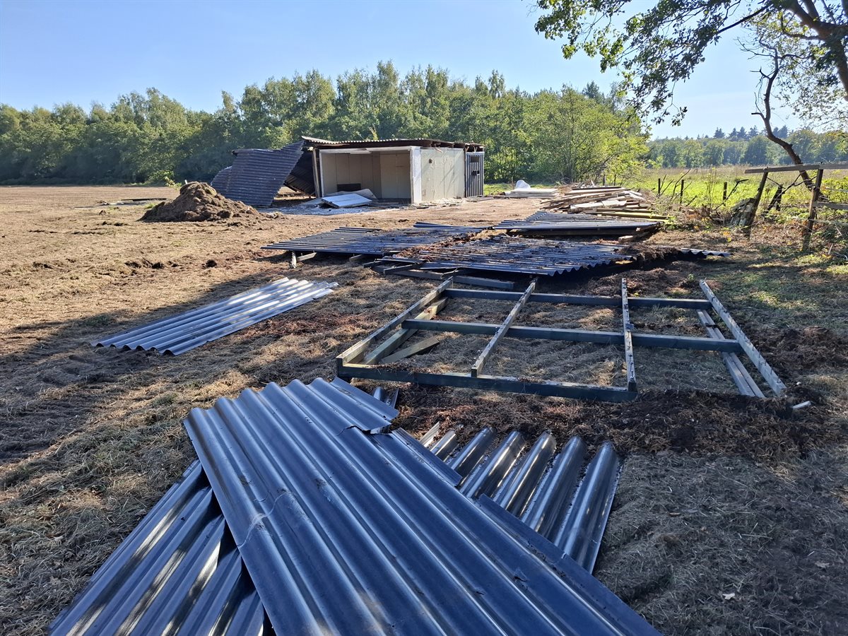 schuurtjes bij de voormalige pioenrooskwekerij worden uit elkaar gehaald