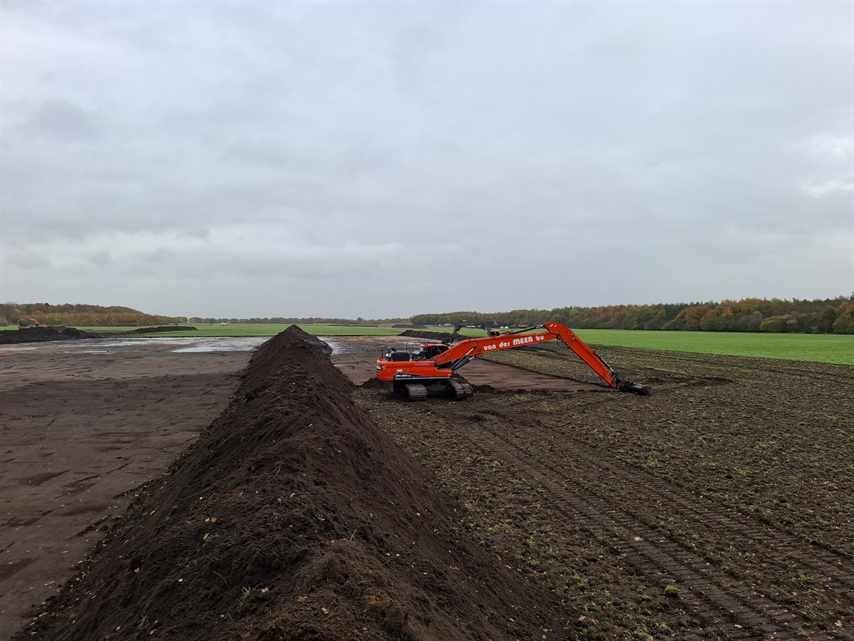 grond wordt afgegraven met een kraan