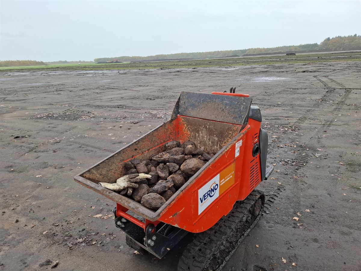 in de afgegraven grond worden diverse grote en kleine stenen gevonden