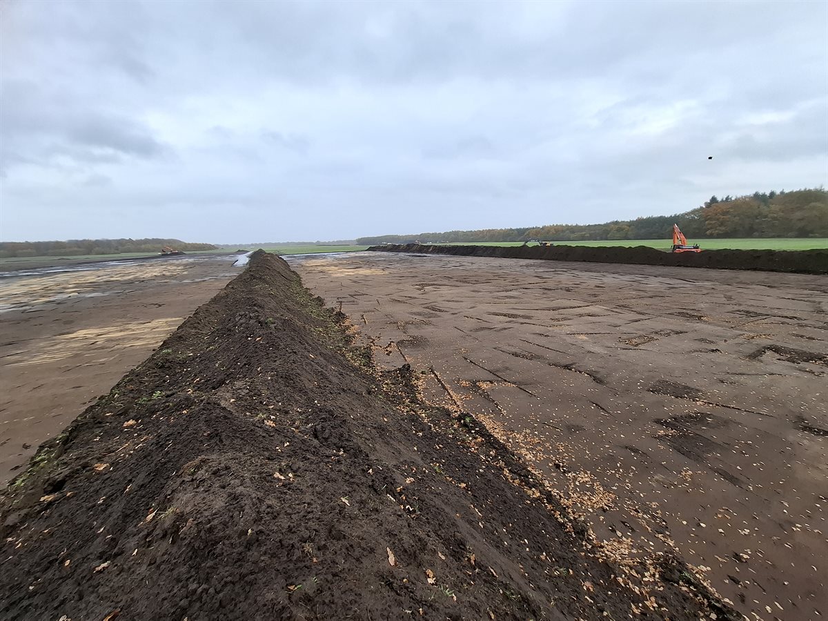 de afgegraven grond ligt tijdelijk bij elkaar