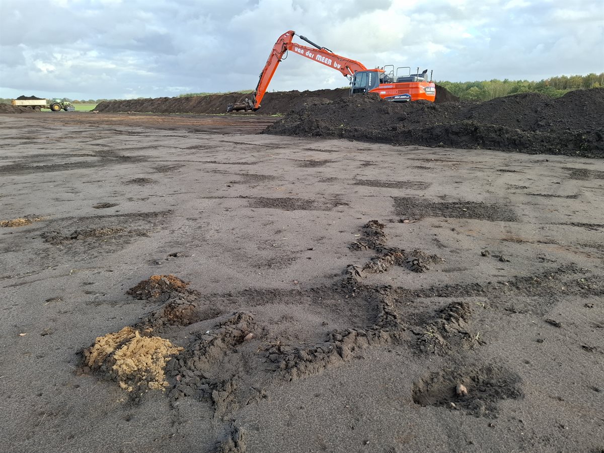 de sporen van de mol en de rups zijn zichtbaar