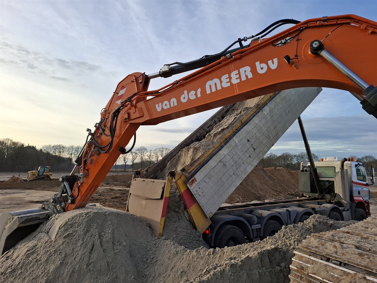 rupskranen en bulldozer verwerken zand stuifduin
