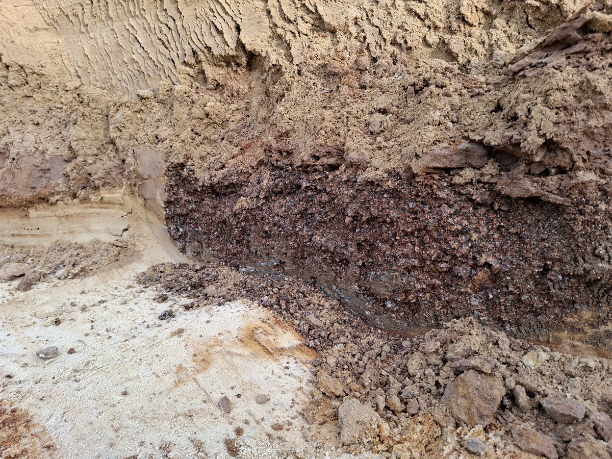 ijzerbrokkellaag in poel