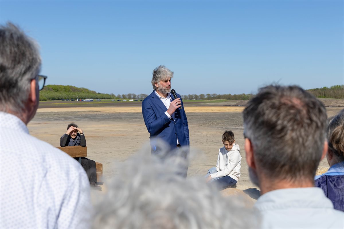 Gedeputeerde Emmens met achtergrond Schaangedennen