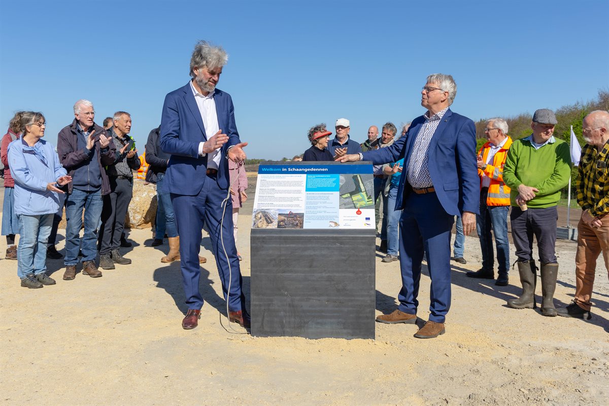 Onthulling bord Emmens en Smidt